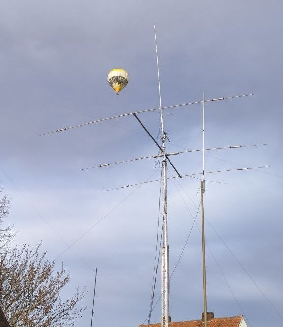 Selbstgebaute Antennenanlage mit Richtantenne