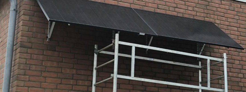 Montage einer Fassaden-Solaranlage mit Gerüst