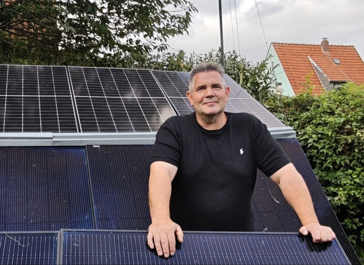Robin Davis vor seiner eigenen Solaranlage
